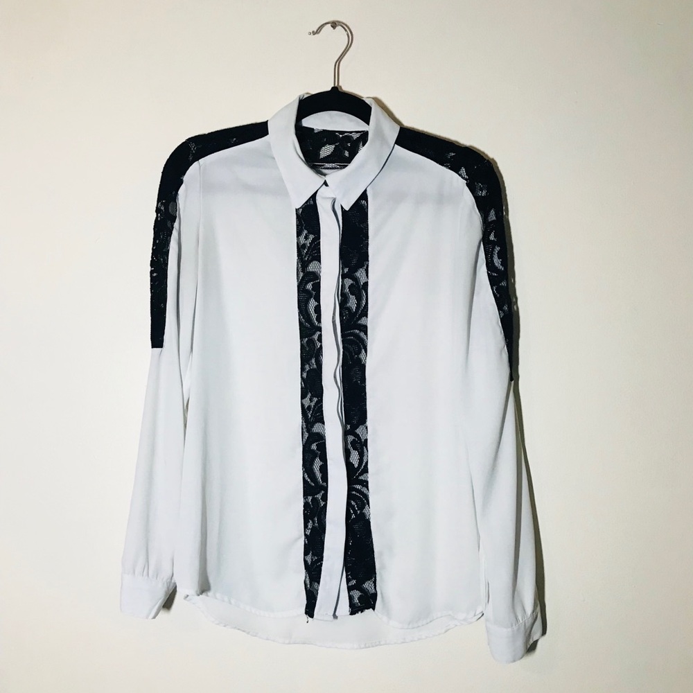 Black and white Button-up Blouse. ⚫️⚪️